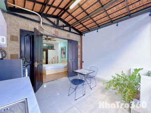 Phòng ban công 40m2 quận 1 đường Cách mạng tháng 8