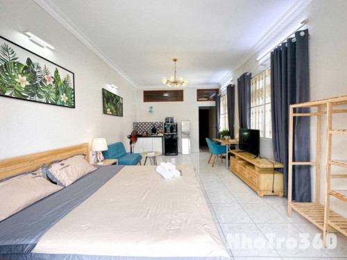 PHÒNG BAN CÔNG 40M2 Quận 3 NGAY VÒNG XOAY DÂN CHỦ