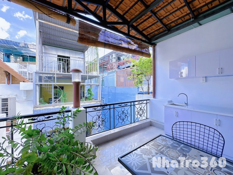 Phòng ban công 40m2 quận 1 đường Cách mạng tháng 8