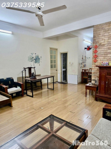 Cho thuê căn hộ tập thể 130m2 Võ Chí Công, 7,5 triệu/th, Tây Hồ HN - Có Sân Ban Công rộng