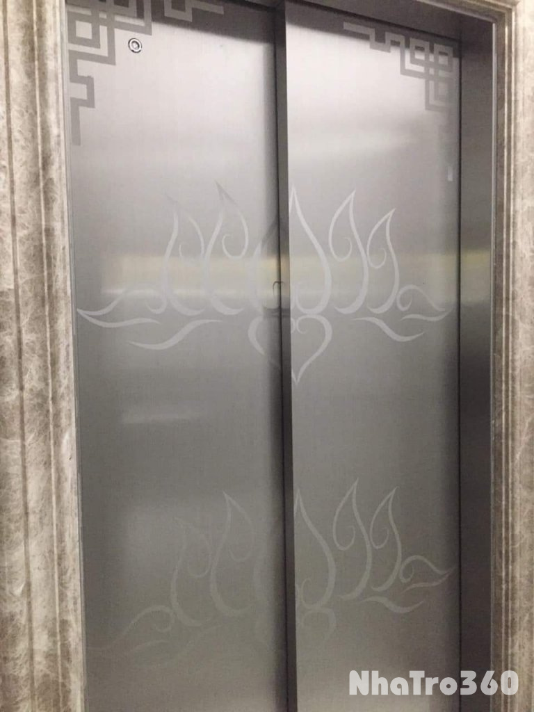 Cho thuê nhà, P. Đội Cấn, Thang máy, pccc, Vỉa hè; 141m2* 5T- 84 Tr