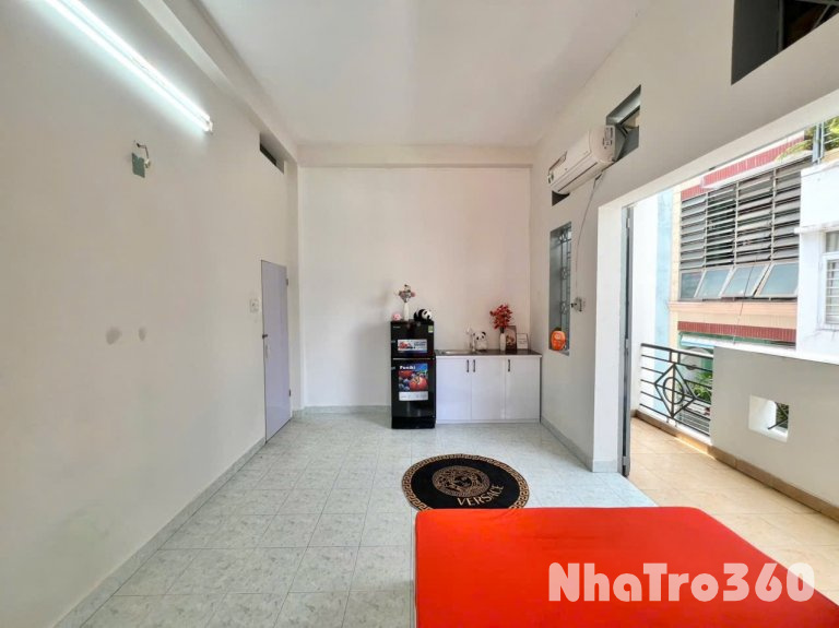 Cho thuê căn hộ ban công, Q10, đường CMT8, gần Công Viên Lê Thị Riêng, Vòng Xoay Dân Chủ, Chợ Hoà Hưng