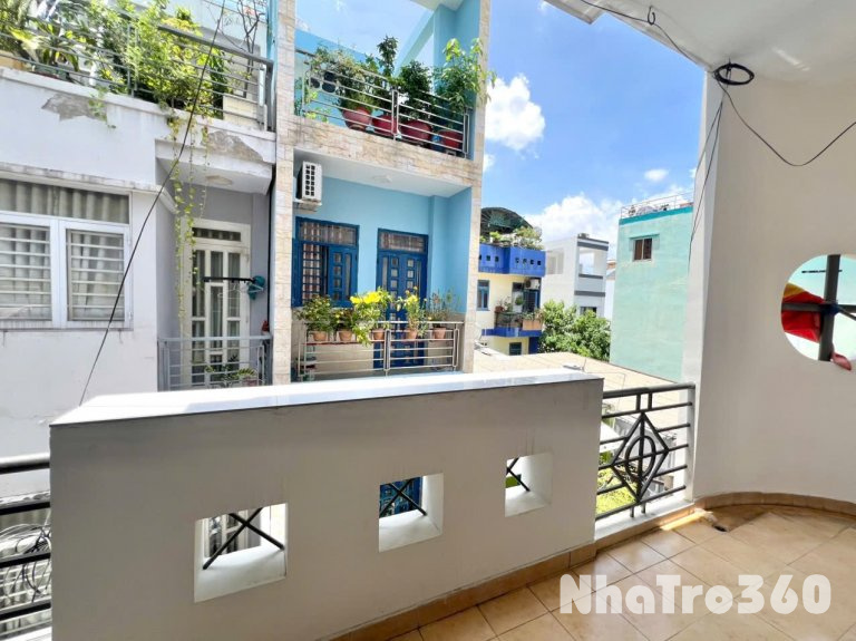 Cho thuê căn hộ ban công, Q10, đường CMT8, gần Công Viên Lê Thị Riêng, Vòng Xoay Dân Chủ, Chợ Hoà Hưng