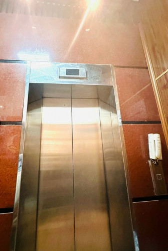 Cho thuê nhà mới, căn góc, Mai Hắc Đế, thang máy; vỉa hè 95m2* 5T- 32 Tr