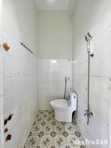 Cho thuê căn hộ ban công, Q10, đường CMT8, gần Công Viên Lê Thị Riêng, Vòng Xoay Dân Chủ, Chợ Hoà Hưng