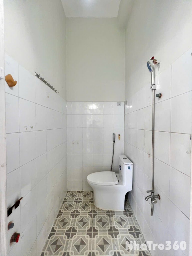 Cho thuê căn hộ ban công, Q10, đường CMT8, gần Công Viên Lê Thị Riêng, Vòng Xoay Dân Chủ, Chợ Hoà Hưng