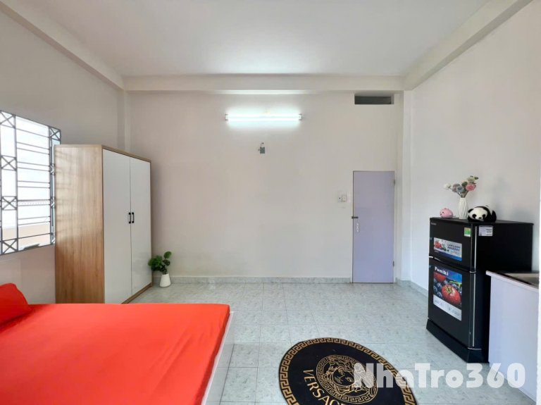 Cho thuê căn hộ ban công, Q10, đường CMT8, gần Công Viên Lê Thị Riêng, Vòng Xoay Dân Chủ, Chợ Hoà Hưng