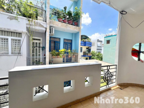 Cho thuê căn hộ ban công, Q10, đường CMT8, gần Công Viên Lê Thị Riêng, Vòng Xoay Dân Chủ, Chợ Hoà Hưng