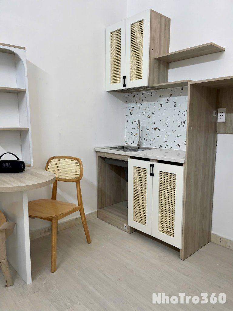 Cho thuê căn hộ ban công, Q10, Đường Sư Vạn Hạnh, gần ĐH Y Khoa, Vạn Hạnh Mall, Nhà Thờ Đồng Tiến