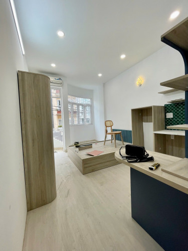 Cho thuê căn hộ ban công, Q10, Đường Sư Vạn Hạnh, gần ĐH Y Khoa, Vạn Hạnh Mall, Nhà Thờ Đồng Tiến