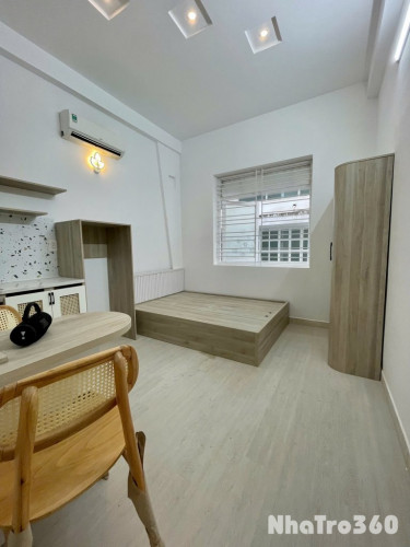 Cho thuê căn hộ ban công, Q10, Đường Sư Vạn Hạnh, gần ĐH Y Khoa, Vạn Hạnh Mall, Nhà Thờ Đồng Tiến