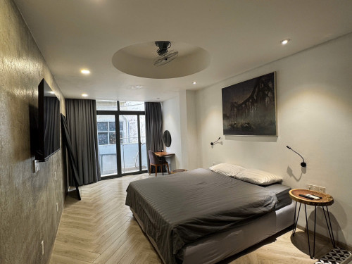 Cho thuê căn hộ ban công, Q1, đường Nguyễn Trãi, gần Công Viên 23/9, ĐH Sài Gòn, Cầu Nguyễn Văn Cừ