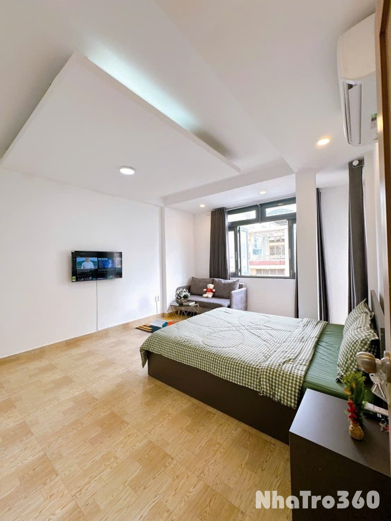 Cho thuê căn hộ ban công, Q10, Đường CMT8, gần Công Trường Dân Chủ, Toà Nhà Viettel, Công Viên Lê Thị Riêng