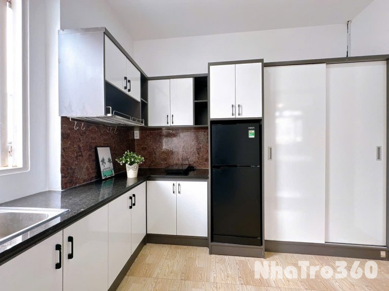 Cho thuê căn hộ ban công, Q10, Đường CMT8, gần Công Trường Dân Chủ, Toà Nhà Viettel, Công Viên Lê Thị Riêng