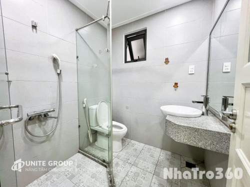 Cho thuê căn hộ ban công, Q10, Đường CMT8, gần Công Trường Dân Chủ, Toà Nhà Viettel, Công Viên Lê Thị Riêng