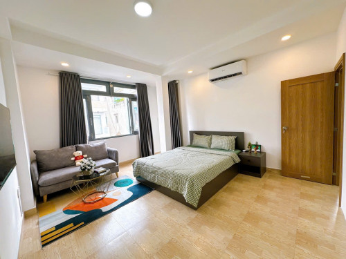 Cho thuê căn hộ ban công, Q10, Đường CMT8, gần Công Trường Dân Chủ, Toà Nhà Viettel, Công Viên Lê Thị Riêng