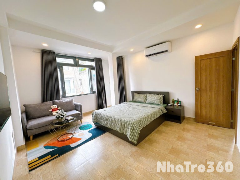 Cho thuê căn hộ ban công, Q10, Đường CMT8, gần Công Trường Dân Chủ, Toà Nhà Viettel, Công Viên Lê Thị Riêng