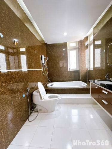 Cho thuê căn hộ ban công, Q10, Đường CMT8, gần Công Trường Dân Chủ, Toà Nhà Viettel, Công Viên Lê Thị Riêng