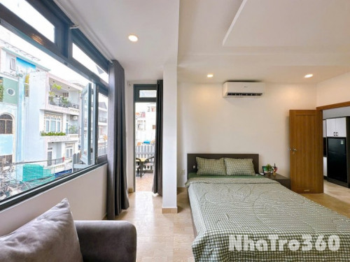 Cho thuê căn hộ ban công, Q10, Đường CMT8, gần Công Trường Dân Chủ, Toà Nhà Viettel, Công Viên Lê Thị Riêng