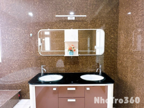 Cho thuê căn hộ ban công, Q10, Đường CMT8, gần Công Trường Dân Chủ, Toà Nhà Viettel, Công Viên Lê Thị Riêng