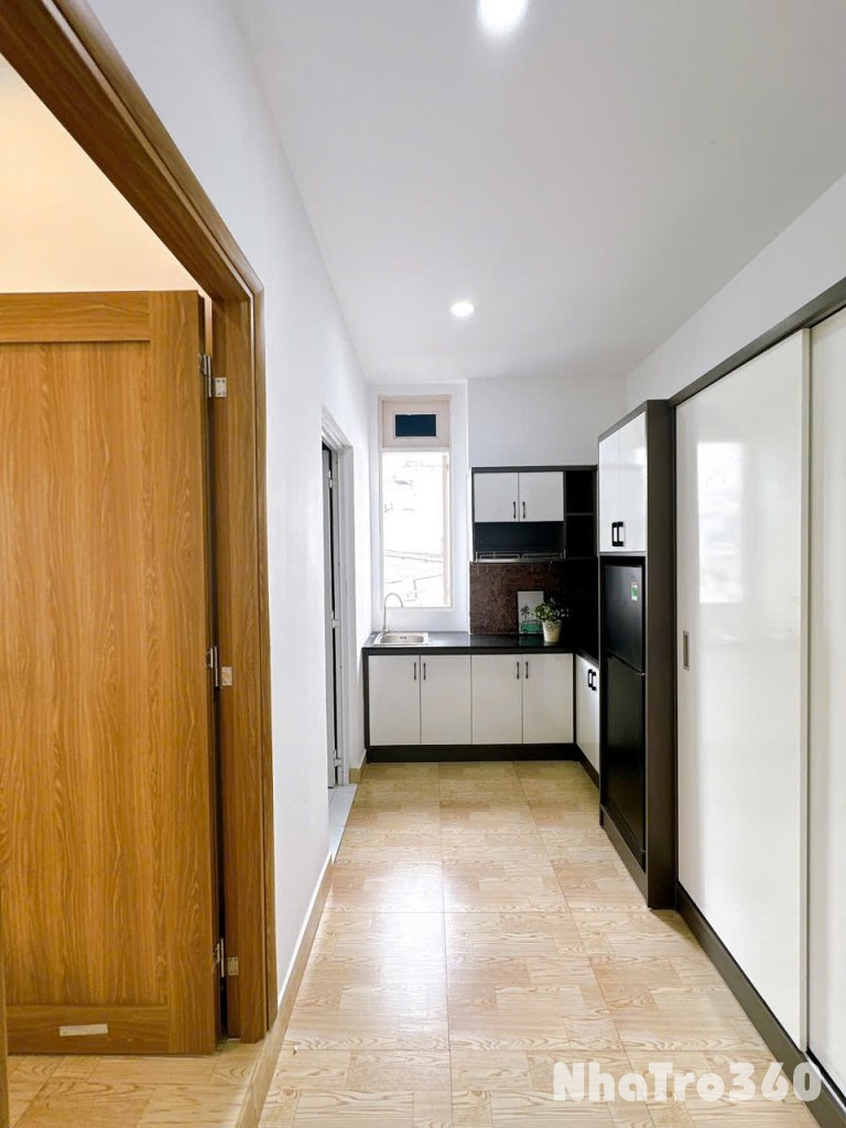 Cho thuê căn hộ ban công, Q10, Đường CMT8, gần Công Trường Dân Chủ, Toà Nhà Viettel, Công Viên Lê Thị Riêng