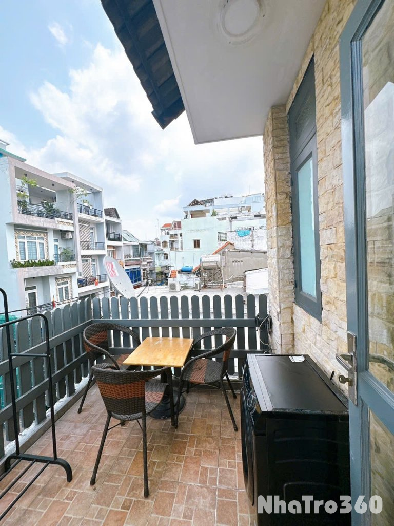 Cho thuê căn hộ ban công, Q10, Đường CMT8, gần Công Trường Dân Chủ, Toà Nhà Viettel, Công Viên Lê Thị Riêng