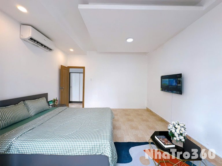 Cho thuê căn hộ ban công, Q10, Đường CMT8, gần Công Trường Dân Chủ, Toà Nhà Viettel, Công Viên Lê Thị Riêng