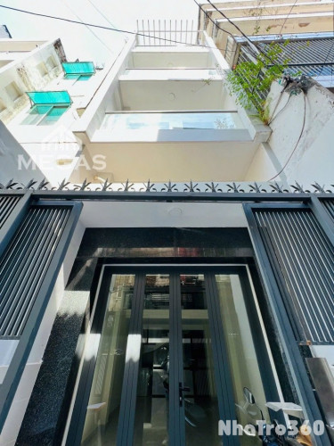 Phòng ban công 35m2 quận 1 ngay bùi viện