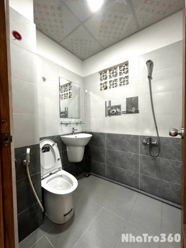 Cho thuê căn hộ ban công, Q1, đường Nguyễn Trãi, gần Công Viên 23/9, ĐH Sài Gòn, Cầu Nguyễn Văn Cừ