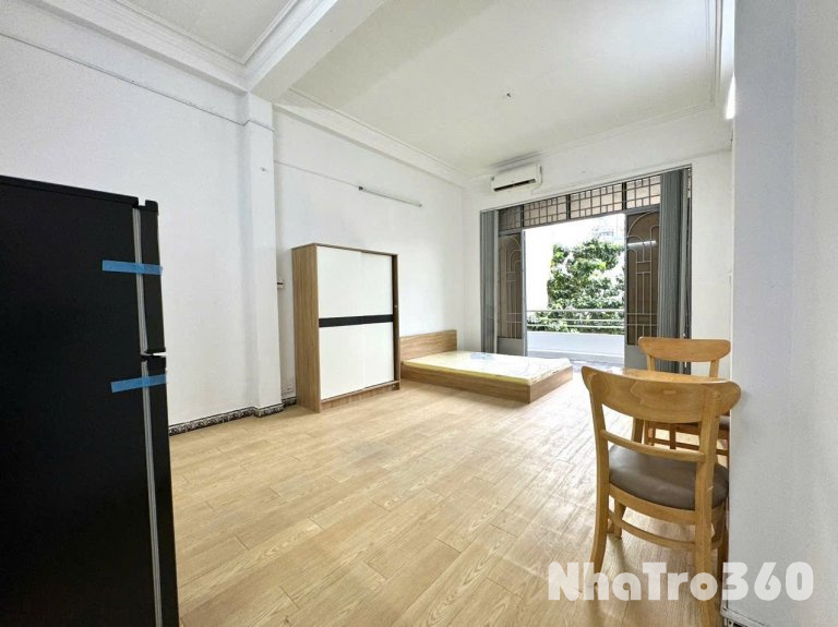 Cho thuê căn hộ ban công, Q4, Đường Nguyễn Tất Thành, gần ĐH Nguyễn Tất Thành, Cầu Tân Thuận, Chợ Xóm Chiếu