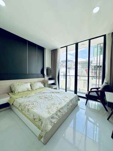 Cho thuê căn hộ ban công, Q10, đường Hoà Hảo, gần ĐH Y Dược, Vạn Hạnh Mall, Nhà Thờ Đồng Tiến