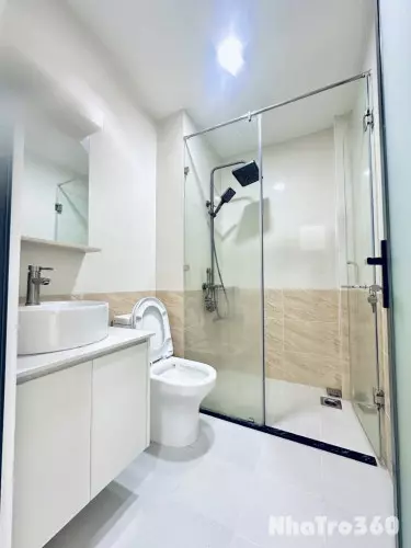 Cho thuê căn hộ ban công, Q10, đường Hoà Hảo, gần ĐH Y Dược, Vạn Hạnh Mall, Nhà Thờ Đồng Tiến