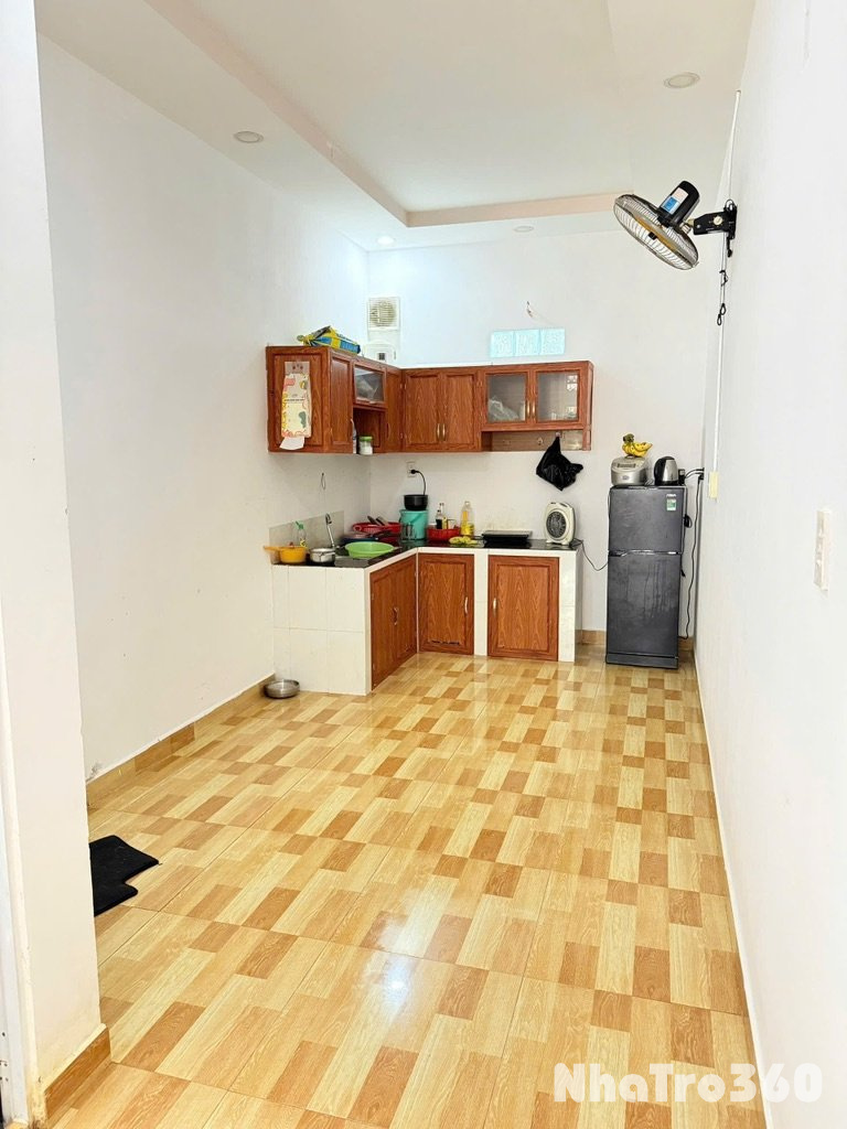 Nhà nguyên căn 1 trệt 1 lầu, 2 phòng ngủ.