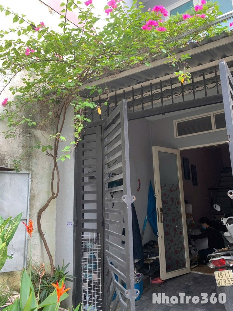 Nhà nguyên căn 1 trệt 1 lầu, 2 phòng ngủ.