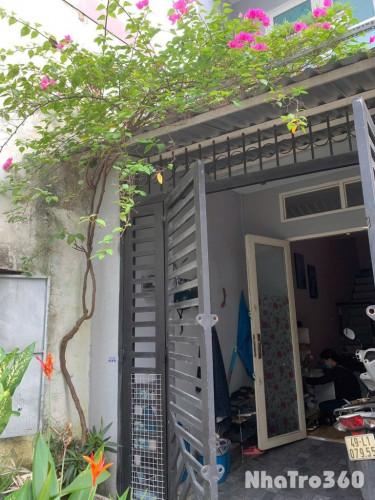 Nhà nguyên căn 1 trệt 1 lầu, 2 phòng ngủ.