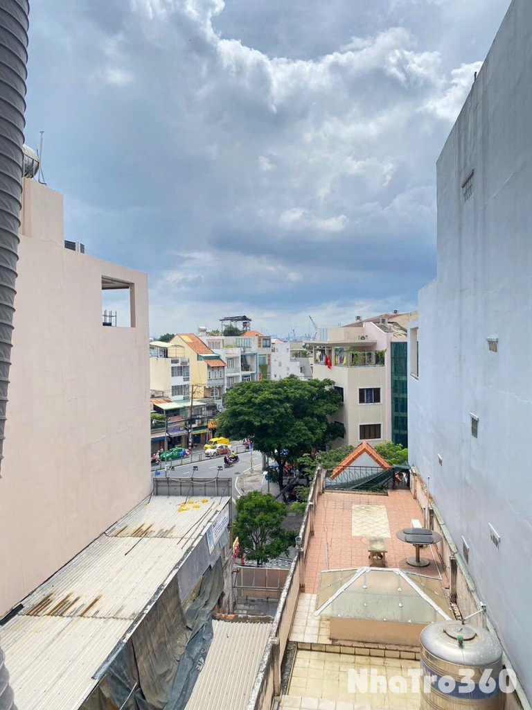 Cho thuê căn Studio ban công mặt tiền đường Hoàng Diệu Q4, gần Đh Luật, Đh Nguyễn Tất Thành, cầu Khánh Hội,…