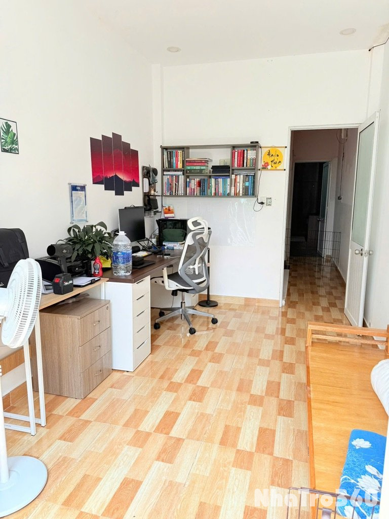 Nhà nguyên căn 1 trệt 1 lầu, 2 phòng ngủ.