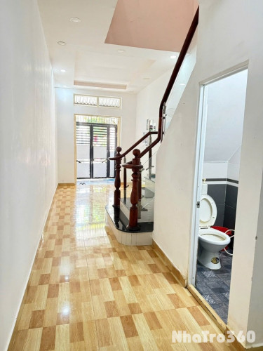 Nhà nguyên căn 1 trệt 1 lầu, 2 phòng ngủ.