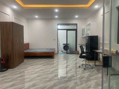 Nhà mình cần cho thuê 1 căn hộ rộng khoảng 37m2 sân cổng rộng rãi ô tô đỗ tận cửa.