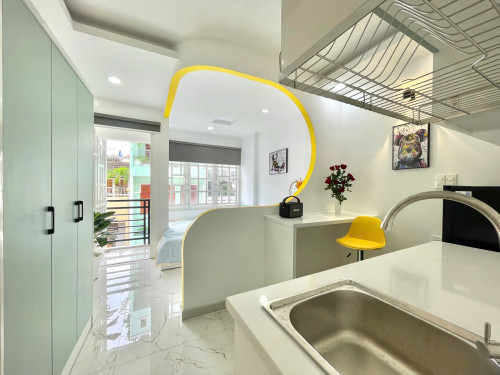 Cho thuê căn hộ ban công, Q1, đường Trần Hưng Đạo, gần CV 23/9, ĐH Sài Gòn, Cầu Nguyễn Văn Cừ