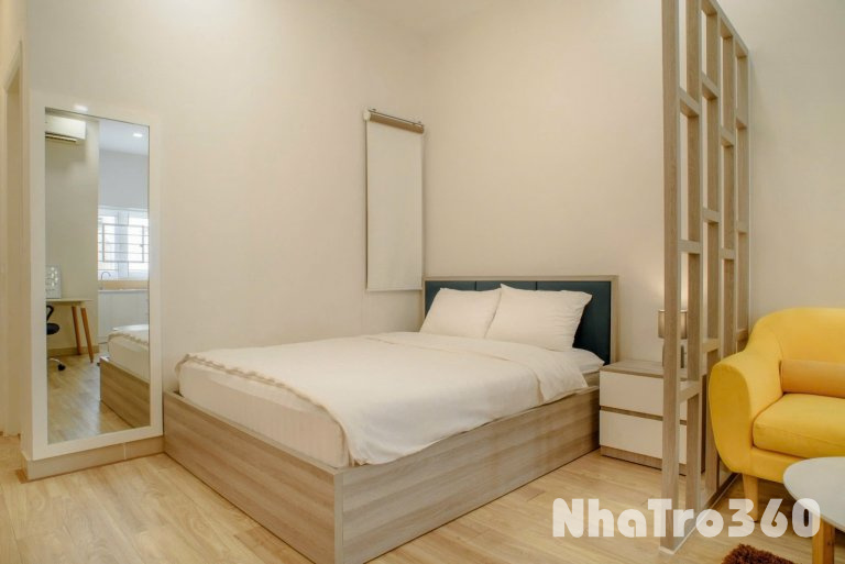 Cho thuê căn hộ ban công, Q1, Đường Trần Đình Xu, gần Cầu Nguyễn Văn Cừ, Công Viên 23/9, ĐH Sài Gòn