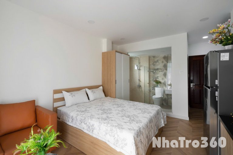 Cho thuê căn hộ ban công, Q1, đường Trần Hưng Đạo, gần ĐH Văn Lang, Công Viên 23 Tháng 9, cầu Nguyễn Văn Cừ