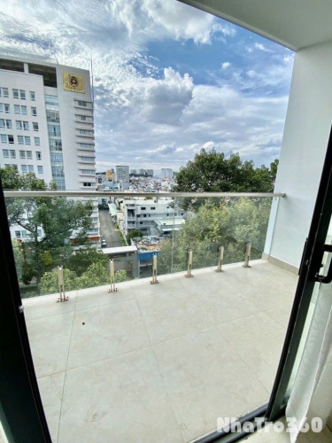 Cho thuê căn hộ ban công, Q1, đường Trần Hưng Đạo, gần ĐH Văn Lang, Công Viên 23 Tháng 9, cầu Nguyễn Văn Cừ