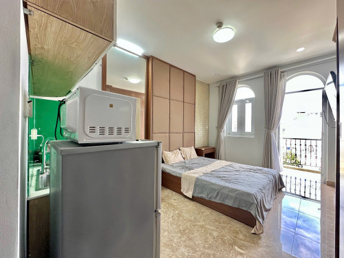 Cho thuê căn hộ ban công, Q1, đường Nguyễn Trãi, gần ĐH Sài Gòn, cầu Nguyễn Văn Cừ, Công Viên 23/9