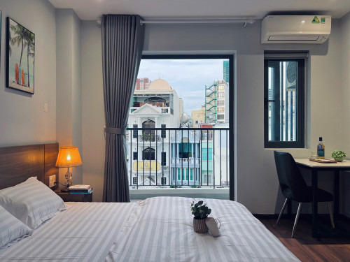 Cho thuê căn hộ ban công, Q1, Đường Trần Đình Xu, gần Công Viên 23/9, Công Viên Tao Đàn, Cầu Ông Lãnh