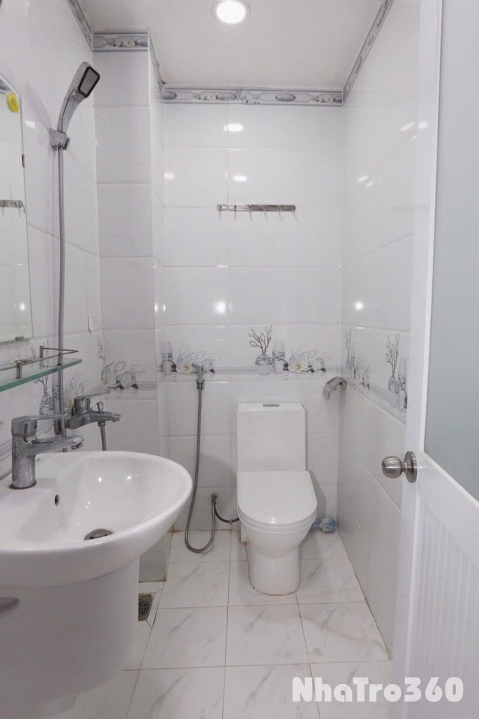 Full nội thất, ban công, tự do, giá rẻ