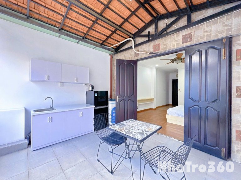 Phòng ban công 45m2 quận 1 gần ngã 6 phù đổng