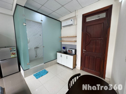 Cho thuê căn hộ ban công, Q3 || ngay Trần Quốc Toản || gần chợ Tân Định, Công viên Lê Văn Tám