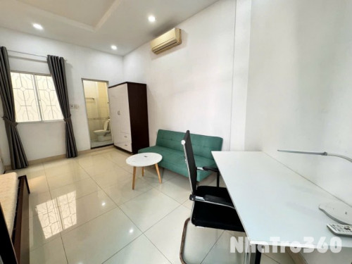 Cho thuê căn hộ ban công, Q10 || ngay Hoà Hảo || gần Đại học Kinh Tế (UEH B), Bệnh viện Đại học Y Dược, chợ Hồ Thị Kỷ