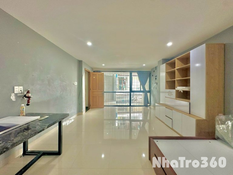 Phòng ban công giá rẻ thoáng mát ngay Lạc Long Quân Tân Bình